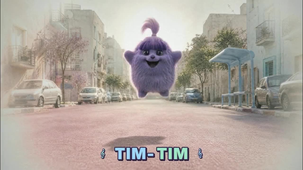 דמות סגולה פרוותית ברחוב פסטלי